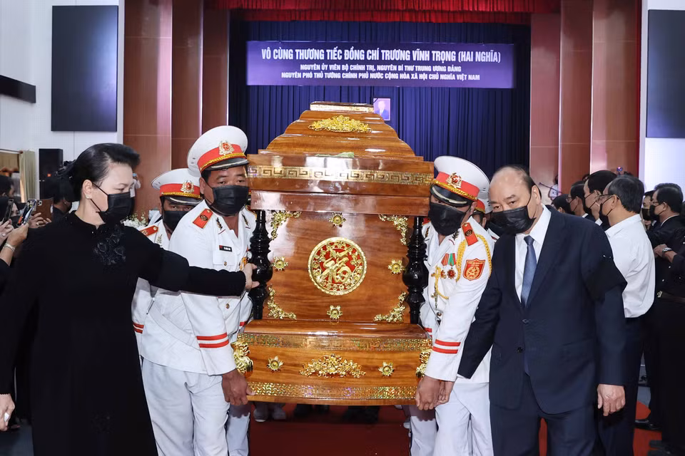 Thủ tướng Nguyễn Xuân Phúc, Chủ tịch Quốc hội Nguyễn Thị Kim Ngân di quan đồng chí Trương Vĩnh Trọng. (Ảnh: Thống Nhất/TTXVN)