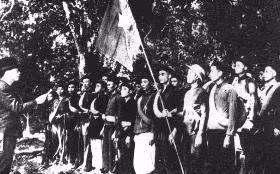 Ngày 22/12/1944, Ðội Việt Nam tuyên truyền giải phóng quân - tiền thân của Quân đội Nhân dân Việt Nam ngày nay - ra đời, tạo ra một cục diện mới trên mặt trận đấu tranh vũ trang cách mạng. Trong ảnh: Đội Việt Nam tuyên truyền giải phóng quân được thành lập ở Cao Bằng do đồng chí Võ Nguyên Giáp làm chỉ huy (22/12/1944). (Nguồn: TTXVN)