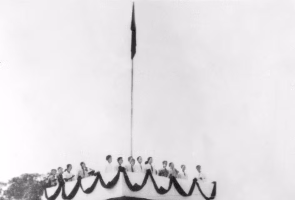 Ngày 2/9/1945, tại Quảng trường Ba Đình-Hà Nội, Chủ tịch Hồ Chí Minh đọc Tuyên ngôn Độc lập, tuyên bố sự ra đời của nước Việt Nam Dân chủ Cộng hòa. (Nguồn: TTXVN