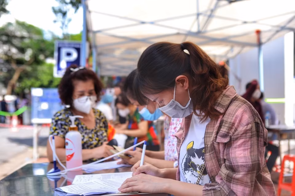 Người dân phường Phạm Đình Hổ (Hai Bà Trưng) thực hiện khai báo y tế trước tiêm tại điểm tiêm Bệnh viện Đa khoa Hà Nội, chiều 9/9. (Ảnh: Tuấn Đức/TTXVN)