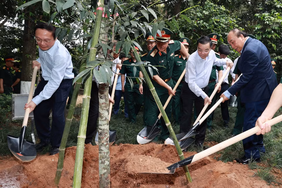 Chủ tịch nước Nguyễn Xuân Phúc cùng các đại biểu trồng cây tại Khu Di tích K9. (Ảnh: Thống Nhất/TTXVN)