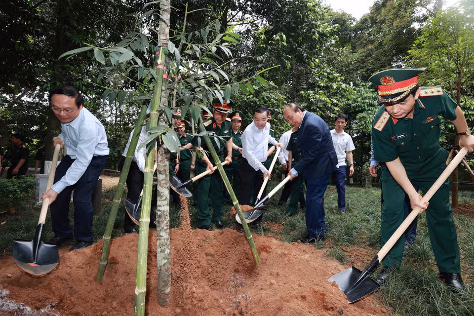 Chủ tịch nước Nguyễn Xuân Phúc cùng các đại biểu trồng cây tại Khu Di tích K9. (Ảnh: Thống Nhất/TTXVN)