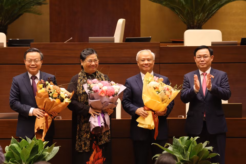 Chủ tịch Quốc hội Vương Đình Huệ tặng hoa cho các đồng chí không giữ chức Phó Chủ tịch Quốc hội khoá XIV. (Ảnh: Dương Giang/TTXVN)