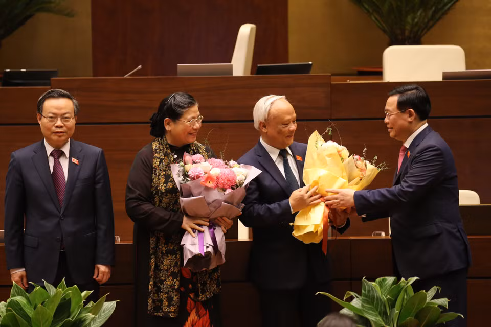 Chủ tịch Quốc hội Vương Đình Huệ tặng hoa cho các đồng chí không giữ chức Phó Chủ tịch Quốc hội khoá XIV. (Ảnh: Dương Giang/TTXVN)