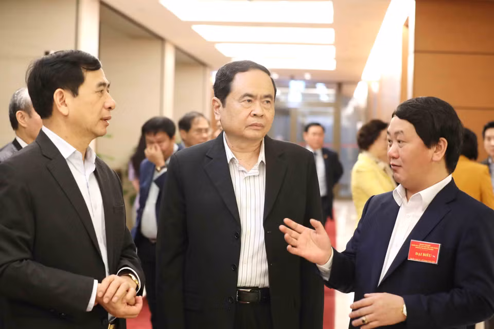 Các đại biểu dự hội nghị tại điểm cầu chính ở Phòng họp Diên Hồng, Nhà Quốc hội (Hà Nội) trao đổi, thảo luận trong giờ nghỉ giải lao. (Ảnh: Phương Hoa/TTXVN)
