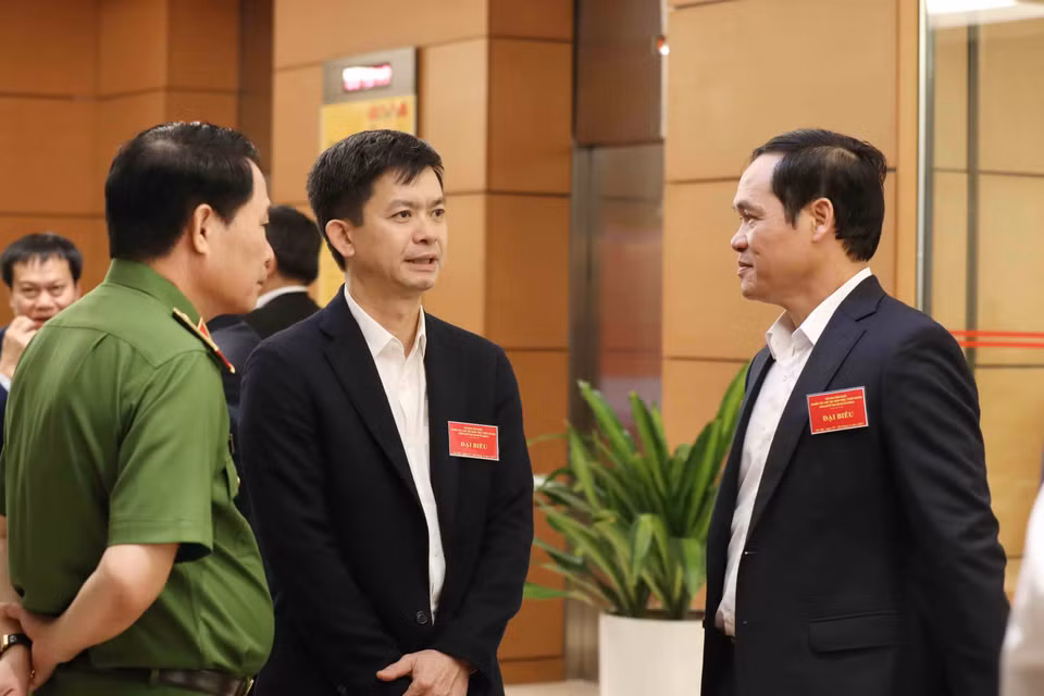 Các đại biểu dự hội nghị tại điểm cầu chính ở Phòng họp Diên Hồng, Nhà Quốc hội (Hà Nội) trao đổi, thảo luận trong giờ nghỉ giải lao. (Ảnh: Phương Hoa/TTXVN)