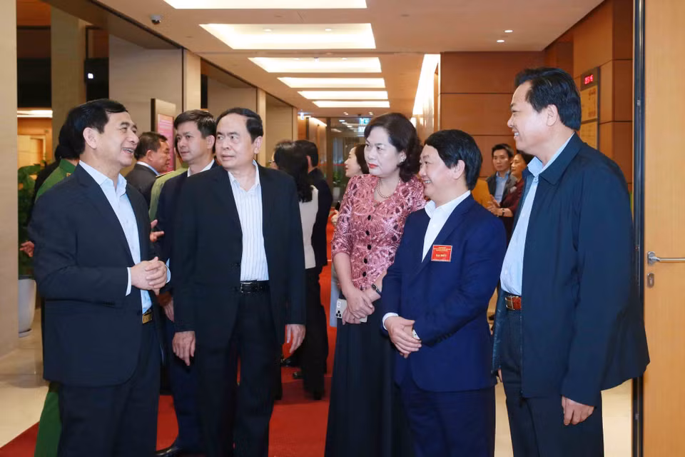 Các đại biểu dự hội nghị tại điểm cầu chính ở Phòng họp Diên Hồng, Nhà Quốc hội (Hà Nội) trao đổi, thảo luận trong giờ nghỉ giải lao. (Ảnh: Phương Hoa/TTXVN)