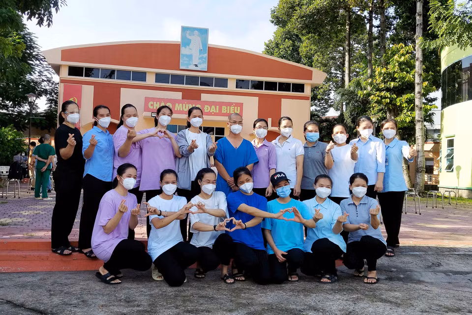 Các tình nguyện viên tôn giáo trở về sau 1 tháng cùng tham gia hỗ trợ tuyến đầu chống dịch tại các bệnh viện dã chiến thu dung, điều trị COVID-19. (Ảnh: Xuân Khu/TTXVN)
