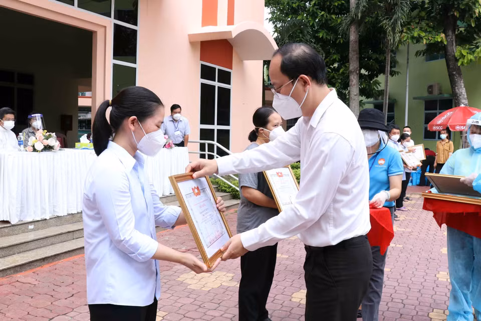 Phó Bí thư Thành ủy Thành phố Hồ Chí Minh Nguyễn Hồ Hải trao giấy biểu dương tri ân các tình nguyện viên tôn giáo đã hoàn thành nhiệm vụ. (Ảnh: Xuân Khu/TTXVN)