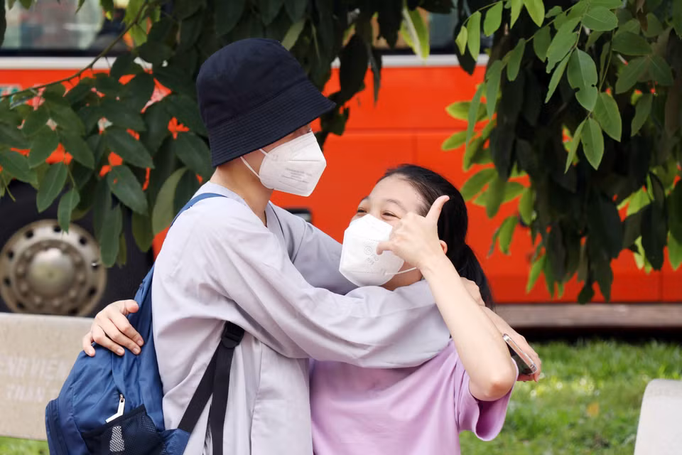Các tình nguyện viên xúc động chia tay nhau sau 1 tháng cùng tham gia hỗ trợ tuyến đầu chống dịch tại các bệnh viện dã chiến thu dung, điều trị COVID-19. (Ảnh: Xuân Khu/TTXVN)
