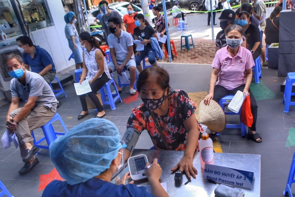 Khám sàng lọc trước tiêm cho người dân phường Phạm Đình Hổ (quận Hai Bà Trưng) chiều 9/9 tại điểm tiêm Bệnh viện Đa khoa Hà Nội. (Ảnh: Tuấn Đức/TTXVN)