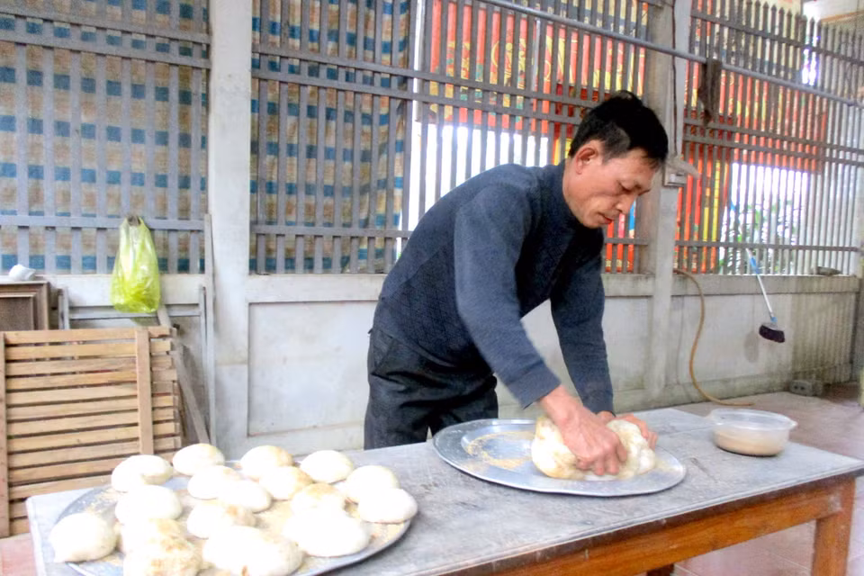 Người dân tộc Dao huyện Cẩm Thủy nặn bánh để sử dụng trong dịp Tết. (Ảnh: Nguyễn Nam/TTXVN)