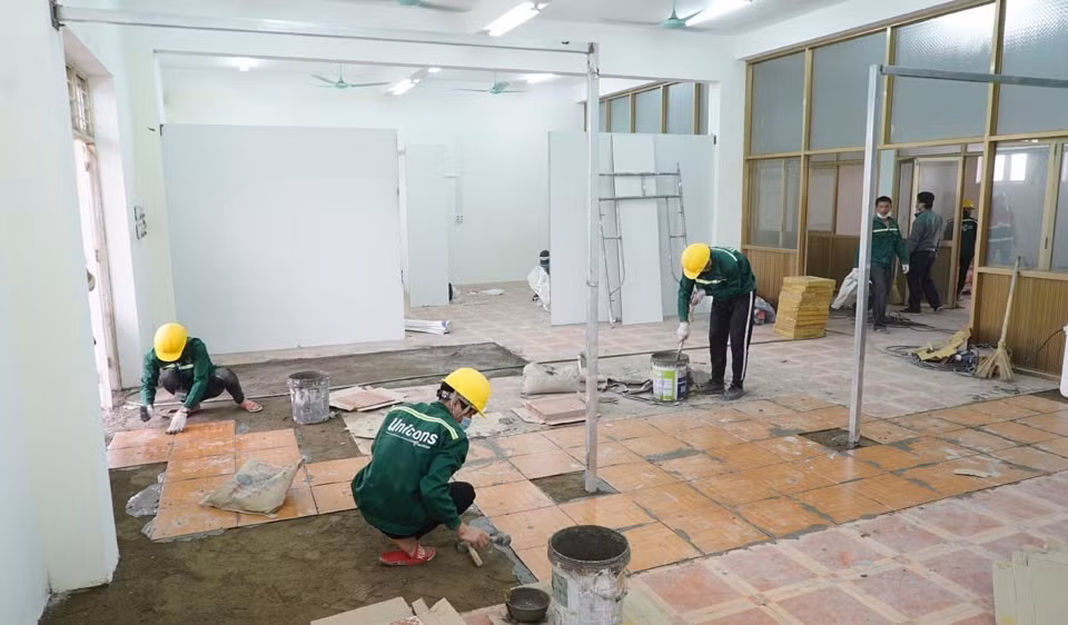 Công nhân thi công đang cải tạo lại các hạng mục trong Trung tâm thực hành thực nghiệm - Trường Đại học Sao Đỏ để đáp ứng yêu cầu điều trị COVID-19. (Ảnh: TTXVN phát)