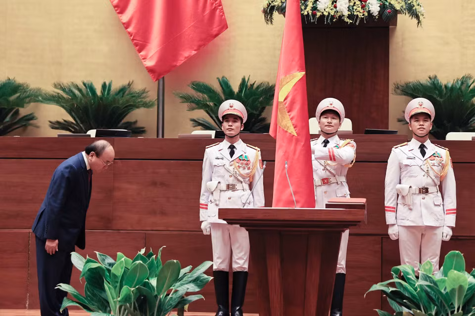 Chủ tịch nước Nguyễn Xuân Phúc thực hiện nghi thức tuyên thệ. (Ảnh: Thống Nhất/TTXVN)