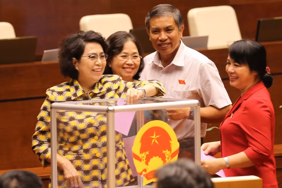  Các đại biểu bỏ phiếu miễn nhiệm một số Phó Chủ tịch Quốc hội. (Ảnh: Dương Giang/TTXVN)