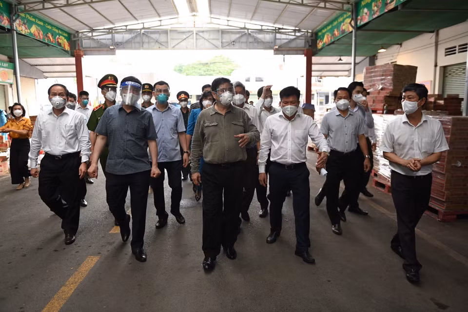 Thủ tướng Chính phủ Phạm Minh Chính đi thị sát kiểm tra công tác chống dịch tại 'vùng đỏ' thành phố Thuận An, tỉnh Bình Dương. (Ảnh: TTXVN)