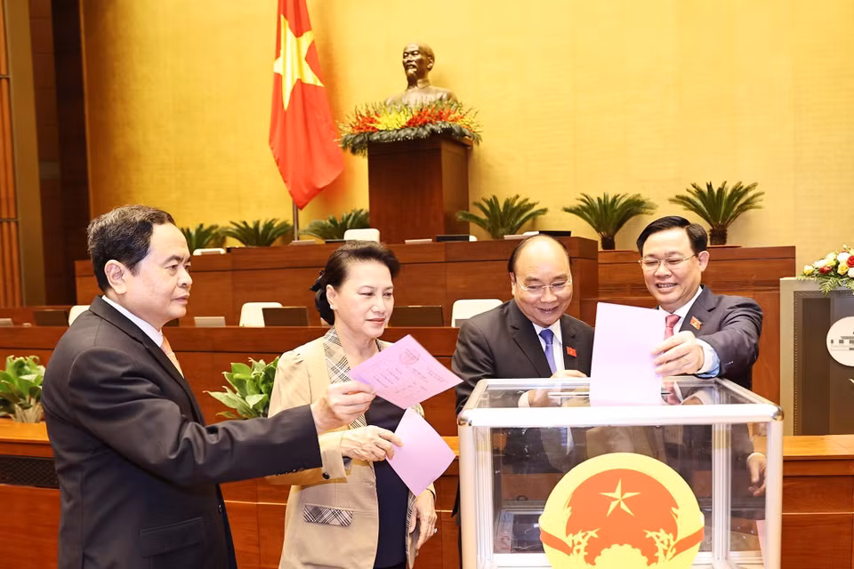Chủ tịch Quốc hội Vương Đình Huệ cùng các lãnh đạo, nguyên lãnh đạo Đảng và Nhà nước bỏ phiếu. (Ảnh: Trọng Đức/TTXVN)
