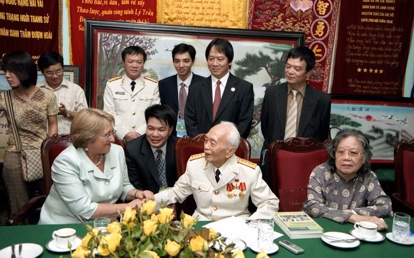 Ngày 17/11/2006, tại Hà Nội, Đại tướng Võ Nguyên Giáp tiếp Tổng thống Chile Michelle Bachelet nhân chuyến thăm chính thức Việt Nam. (Ảnh: Thống Nhất/TTXVN)