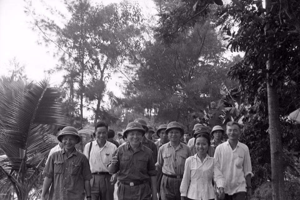 Ngày 9/8/1970, Đại tướng Võ Nguyên Giáp về thăm làng Nguyên Xá (huyện Đông Hưng, tỉnh Thái Bình), nơi có nhiều thành tích trong hai cuộc kháng chiến chống Pháp và Mỹ. (Ảnh: Xuân Vi/TTXVN)