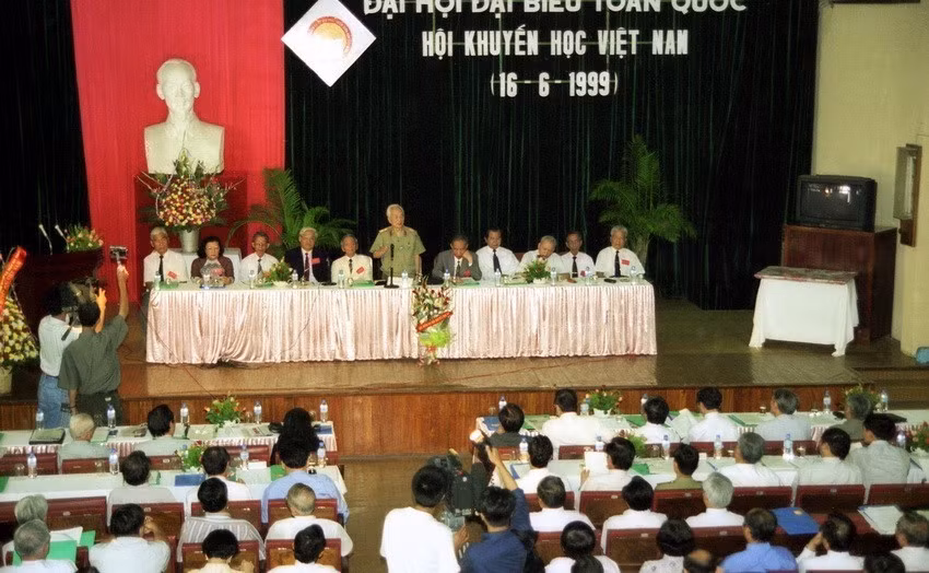 Đại tướng Võ Nguyên Giáp, Chủ tịch danh dự Hội khuyến học Việt Nam đến dự và phát biểu tại Đại hội đại biểu toàn quốc hội khuyến học Việt Nam ngày 16/6/1999. (Ảnh: Trần Thiêm/TTXVN)