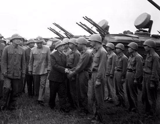 Ngày 16/10/1974, Đại tướng Võ Nguyên Giáp đến thăm cán bộ, chiến sỹ Quân đoàn 1-Binh đoàn Quyết Thắng. (Ảnh: Hoàng Thiểm/TTXVN)