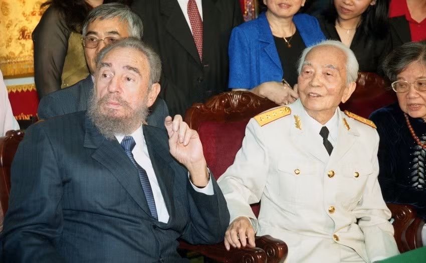 Ngày 22/2/2003, Chủ tịch Cuba Fidel Castro hội kiến Đại tướng Võ Nguyên Giáp tại tư dinh của Đại tướng. (Ảnh: Nhan Sáng/TTXVN)