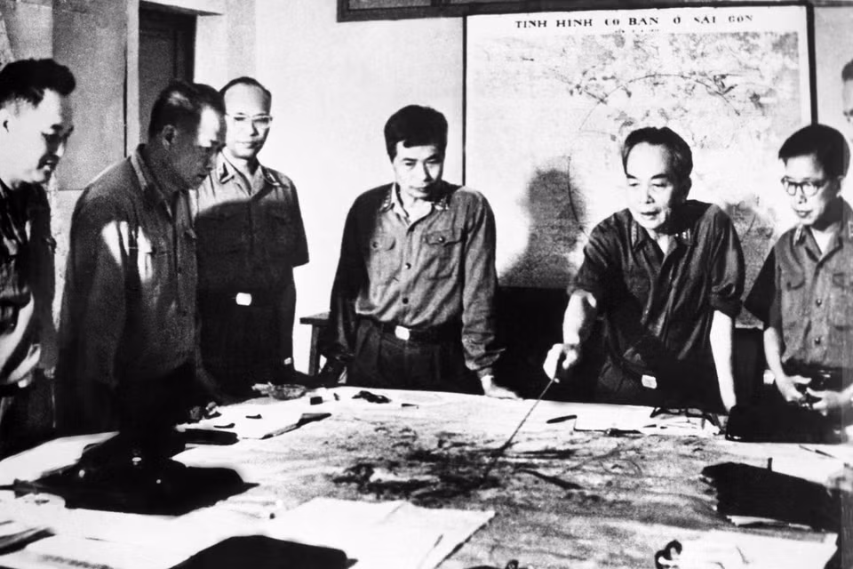 Đại tướng Võ Nguyên Giáp và các đồng chí lãnh đạo Quân ủy Trung ương theo dõi diễn biến Chiến dịch Hồ Chí Minh năm 1975. (Ảnh: TTXVN)
