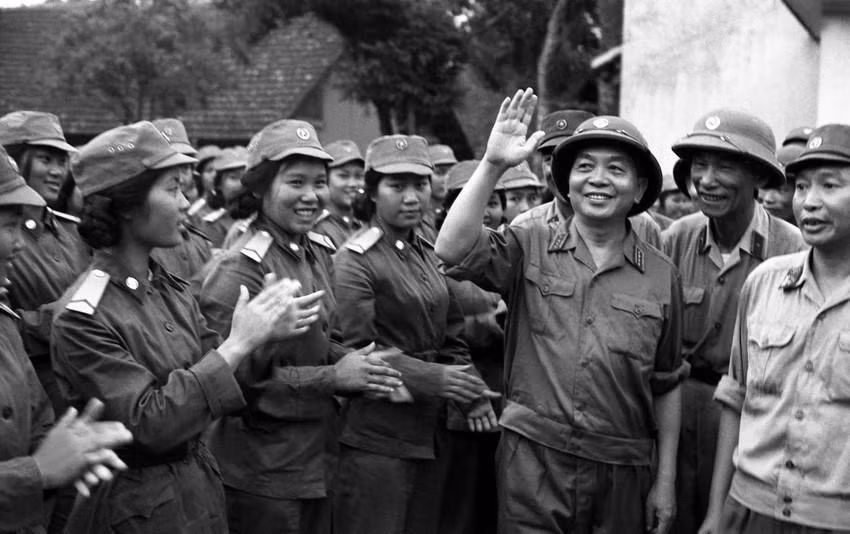 Trong ảnh: Ngày 5/5/1973, Đại tướng Võ Nguyên Giáp thăm các đơn vị thông tin và quân y tham gia duyệt binh ngày 1/5/1973. (Ảnh: Vũ Tạo/TTXVN)