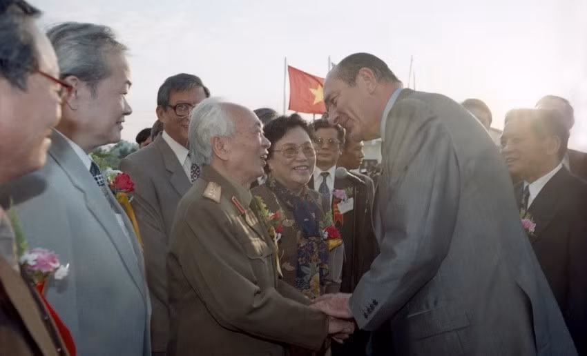 Đại tướng Võ Nguyên Giáp gặp Tổng thống Pháp Jacques Chirac thăm hữu nghị Việt Nam từ 12-15/11/1997. (Ảnh: Cao Phong/TTXVN)