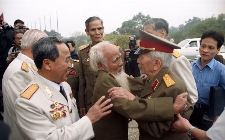 Đại tướng Võ Nguyên Giáp gặp lại những chiến sỹ của mình đã chiến đấu ở chiến trường Điện Biên Phủ 50 năm trước (2004). (Ảnh: Tùng Lâm/TTXVN)