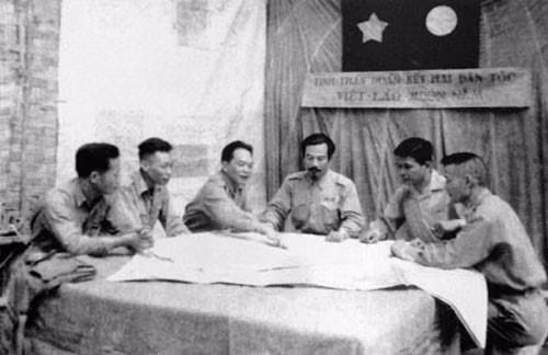 Đại tướng, Tổng tư lệnh Võ Nguyên Giáp và Hoàng thân Souphanouvong bàn kế hoạch mở chiến dịch Thượng Lào năm 1953. (Ảnh: Tư liệu TTXVN)