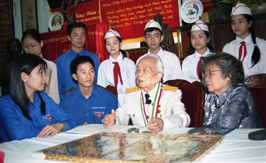 Trong ảnh: Đại tướng Võ Nguyên Giáp nói chuyện với đại diện Đoàn TNCS Hồ Chí Minh thành phố Hà Nội, nhân kỷ niêm 50 năm chiến thắng Điện Biên Phủ, ngày 6/5/2004. (Ảnh: Đình Trân/TTXVN)