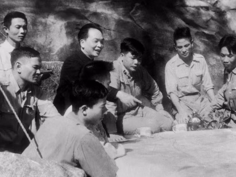 Bộ Chỉ huy chiến dịch Điện Biên Phủ năm 1954 bàn kế hoạch tác chiến dưới sự chỉ đạo của Đại tướng, Tổng Tư lệnh Võ Nguyên Giáp. (Ảnh: Triệu Đại/TTXVN)