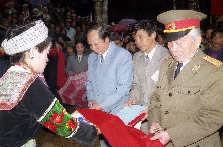 Ngày 17/12/94, tại huyện Nguyên Bình (Cao Bằng), Đại tướng Võ Nguyên Giáp cắt băng khánh thành công trình lưu niệm nhà bia và đón nhận Bằng di tích lịch sử khu rừng Trần Hưng Đạo, nơi Đội Việt Nam tuyên truyền giải phóng quân ra đời. (Ảnh: Nguyễn Khang/TTXVN)