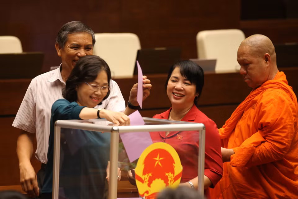  Các đại biểu bỏ phiếu miễn nhiệm một số Phó Chủ tịch Quốc hội. (Ảnh: Dương Giang/TTXVN)