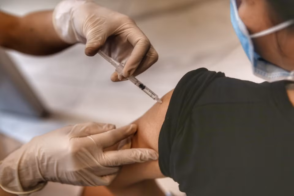 Tiêm vaccine AstraZeneca cho người dân. (Ảnh: Tuấn Đức/TTXVN)