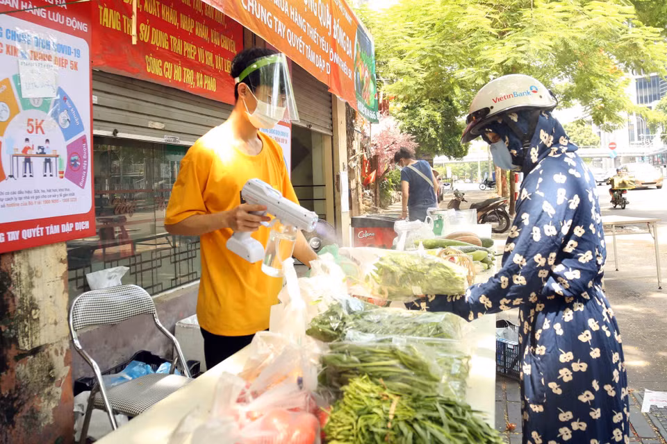 Trước những diễn biến phức tạp của dịch COVID-19 tại Hà Nội, Sở Công Thương Hà Nội đã lên phương án bố trí 2.500 điểm bán hàng lưu động, thay thế cho các cơ sở bán hàng thiết yếu có thể bị đóng cửa do xuất hiện F0. (Ảnh: Trần Việt/TTXVN)