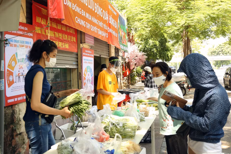 Một điểm bán hàng lưu động của Siêu thị Smart trên phố Thái Hà, quận Đống Đa. (Ảnh: Trần Việt/TTXVN)