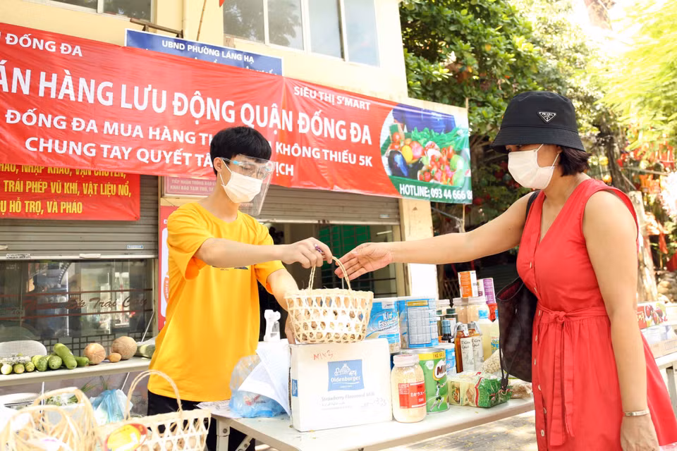 Sở Công Thương Hà Nội đã đề nghị các doanh nghiệp tăng lượng dự trữ hàng hóa tối đa, đổi mới hình thức kinh doanh, tăng cường bán trên nền tảng thương mại điện tử, bán hàng lưu động…, tạo thuận tiện, giúp người dân hạn chế đi lại, đảm bảo quy chuẩn trong phòng chống dịch. (Ảnh: Trần Việt/TTXVN)
