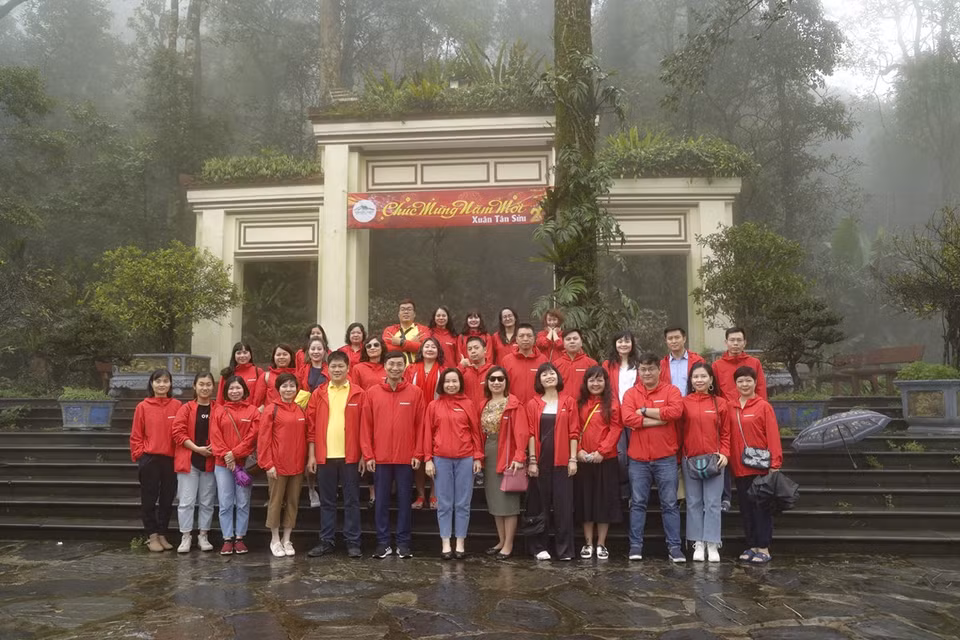 Báo Điện tử VietnamPlus chụp ảnh kỷ niệm tại Di tích Đá Chông, K9- núi Tản Viên, Ba Vì, Hà Nội (Ảnh: Minh Sơn/Vietnam+)