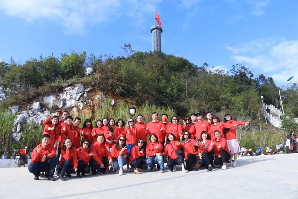 Báo Điện tử VietnamPlus tại Cột cờ Lũng Cú, điểm Cực Bắc của Tổ quốc. (Ảnh: Minh Sơn/Vietnam+)