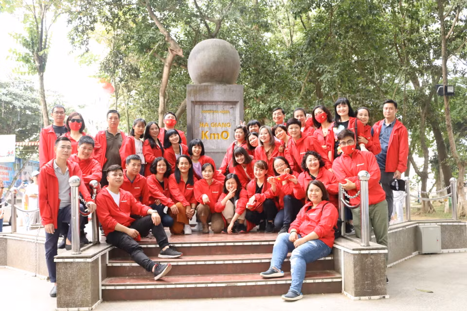 Báo Điện tử VietnamPlus tại Cột mốc km số 0, Hà Giang. (Ảnh: Minh Sơn/Vietnam+)