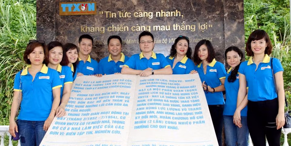 Chuyến thăm An toàn Khu Tuyên Quang vào năm 2015 để cùng ôn lại chặng đường lịch sử của dân tộc. (Ảnh:Vietnam+)