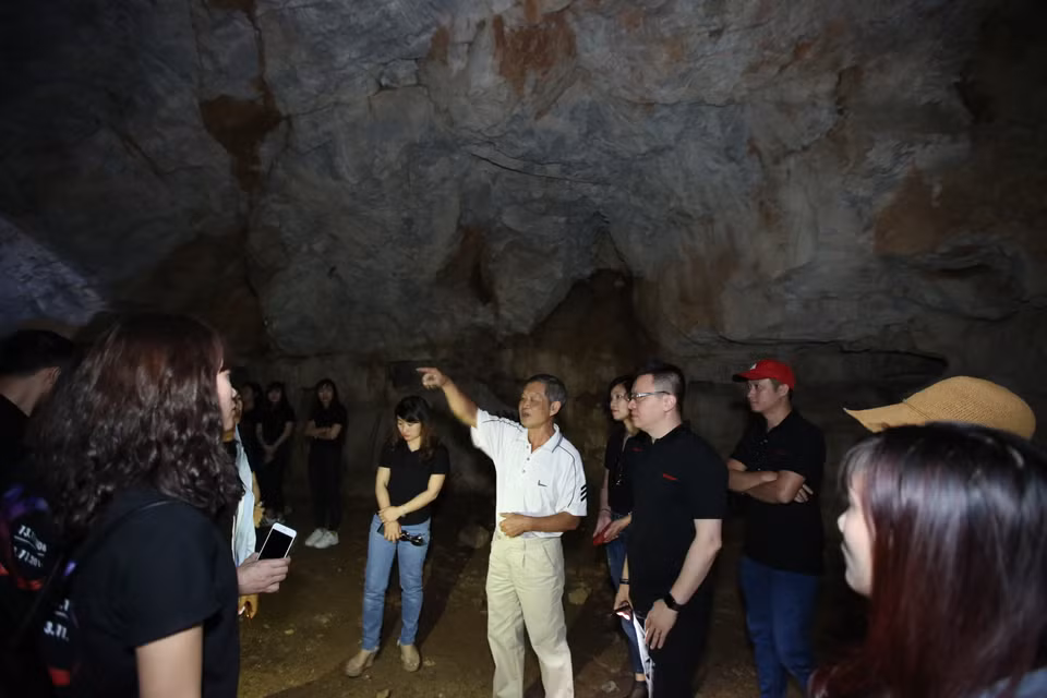 Lãnh đạo, cán bộ nhân viên của Báo Điện tử VietnamPlus nghe kể về công tác tác nghiệp của phóng viên TTXVN tại Đài thu phát tin dự phòng T6 trong những năm kháng chiến.(Ảnh:Vietnam+)