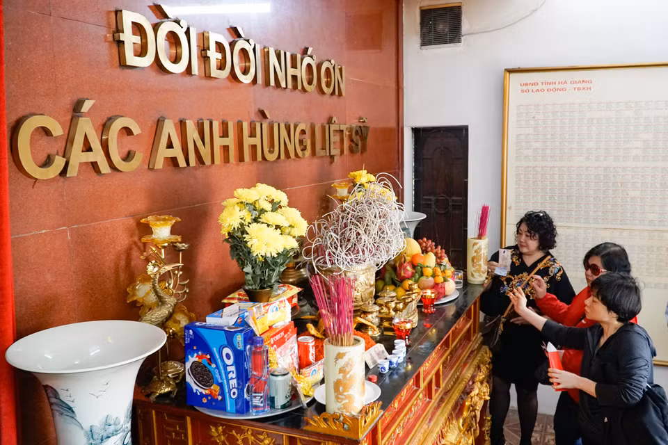 Dâng hương tưởng niệm các anh hùng liệt sỹ đã ngã xuống vì bảo vệ biên cương tại Nghĩa trang Liệt sỹ Quốc gia Vị Xuyên (Hà Giang) năm 2020. (Ảnh:Vietnam+)