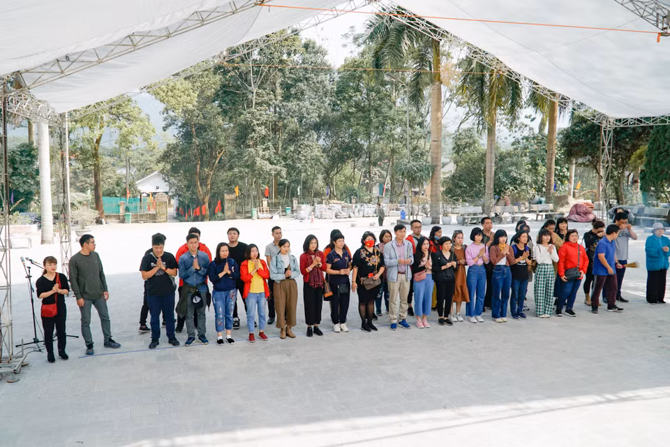 Dâng hương tưởng niệm các anh hùng liệt sỹ đã ngã xuống vì bảo vệ biên cương tại Nghĩa trang Liệt sỹ Quốc gia Vị Xuyên (Hà Giang) năm 2020. (Ảnh:Vietnam+)
