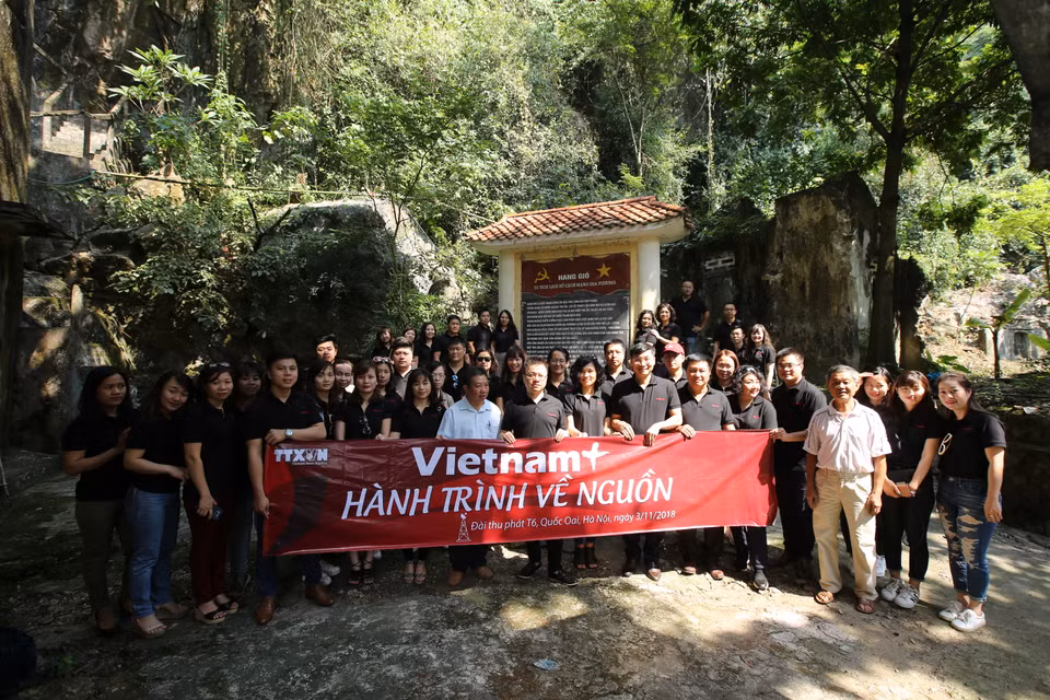 Chuyến thăm T6 giúp cán bộ, nhân viên Báo Điện tử VietnamPlus hiểu thêm những khó khăn của các bậc cha anh đi trước trong việc truyền tải thông tin kịp thời tới độc giả. (Ảnh: Vietnam+)