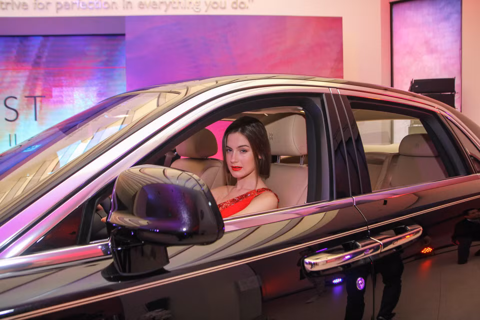 Vẻ sang trọng khi cầm vôlăng điều khiển chiếc Rolls-Royce Ghost Series II. (Ảnh: Minh Sơn/Vietnam+)