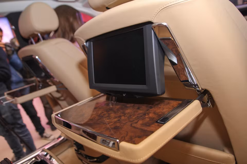 Hàng ghế sau với hệ thống điều khiển, giải trí. (Ảnh: Minh Sơn/Vietnam+)