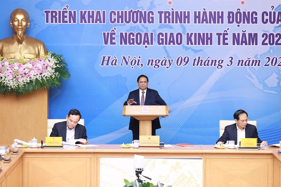 Thủ tướng Phạm Minh Chính chủ trì Hội nghị Trực tuyến Triển khai Chương trình Hành động của Chính phủ về thực hiện Chỉ thị số 15-CT/TW ngày 10/8/2022 của Ban Bí thư về Công tác Ngoại giao Kinh tế phục vụ phát triển đất nước đến năm 2030. (Ảnh: Dương Giang/TTXVN) 